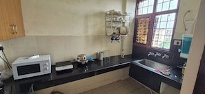 Frigorífico, microondas, horno y cafetera o tetera