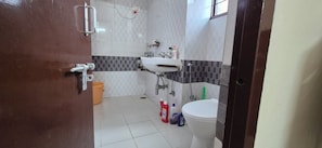 Douche, bidet, serviettes fournies, savon