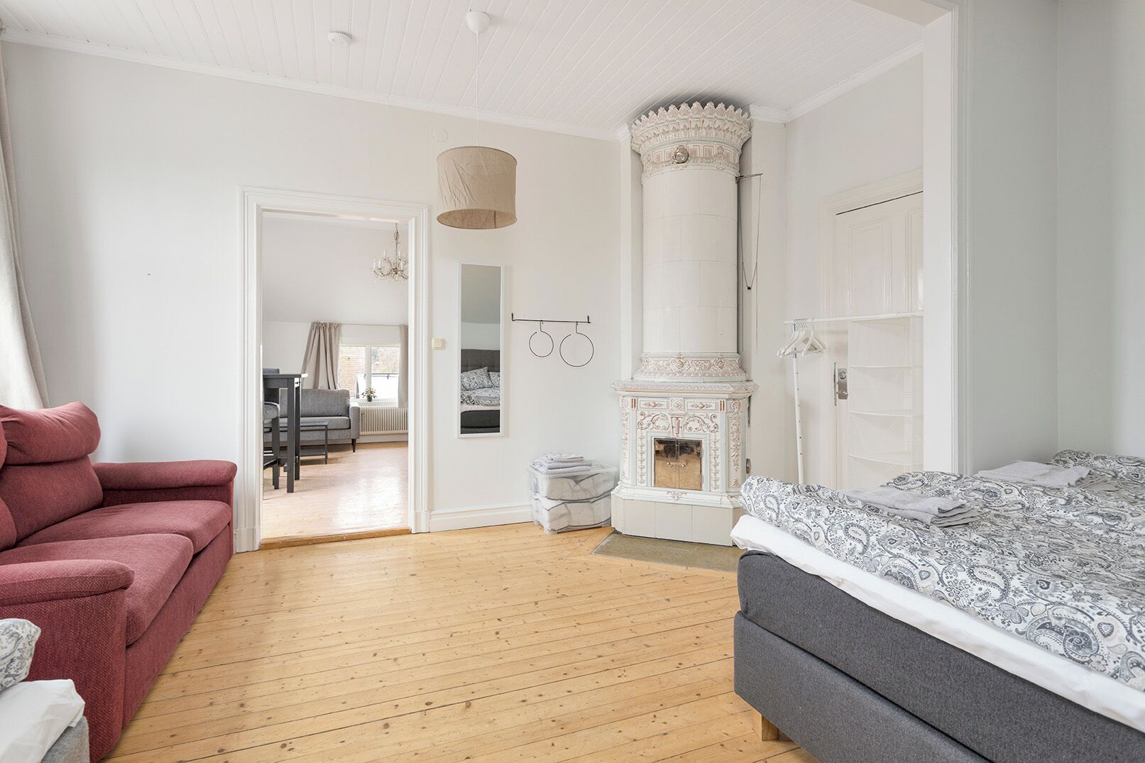 مكتب ومساحة عمل للكمبيوتر المحمول وستائر تعتيم وواي فاي مجانًا