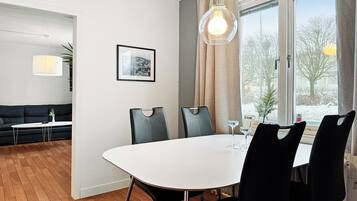 شقة - منظر للمدينة | غرفة لتناول الطعام