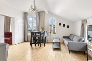 Superior villa, uitzicht op de stad | Privékeuken | Een koelkast met diepvriezer, een microgolfoven, een oven, een kookplaat