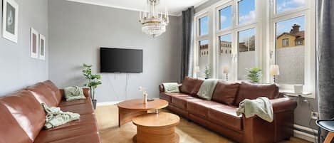 Superior Villa, City View | Living area