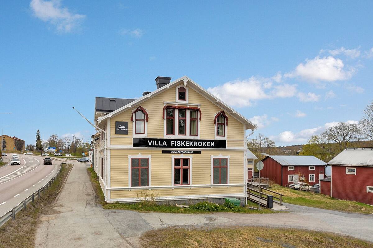 A yellow building with a sign reading "Villa Fiskekroken" and a website address.