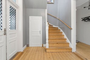 Superior villa, uitzicht op de stad | Een bureau, een laptopwerkplek, verduisterende gordijnen, gratis wifi