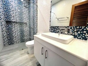 Douche, sèche-cheveux, bidet, serviettes fournies