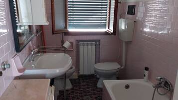 Regadera y amenidades de baño gratuitas