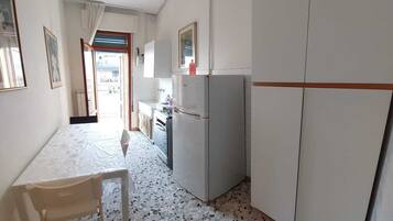 Réfrigérateur, four, plaque de cuisson, cafetiÚre/bouilloire