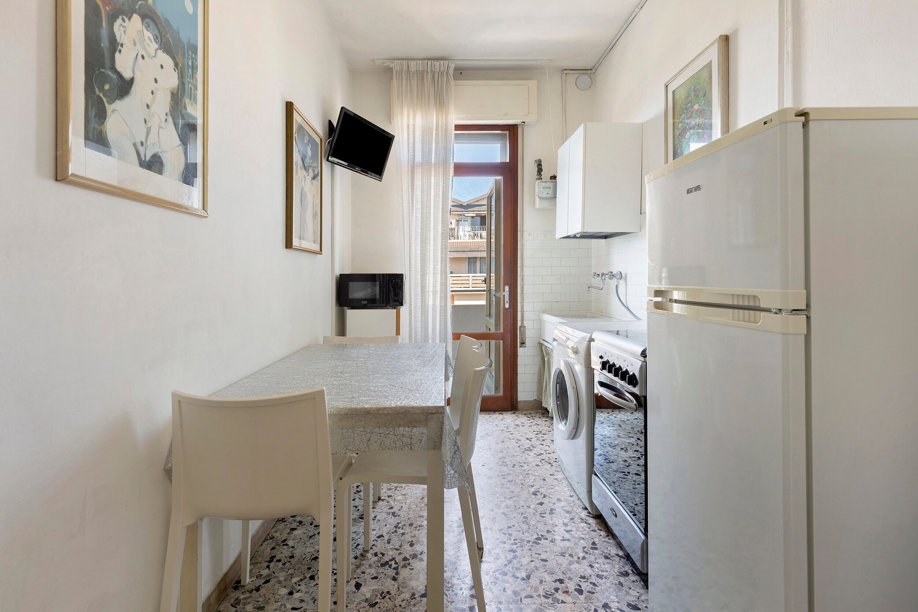 Coffee/tea maker, fridge, oven, stovetop
