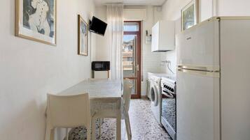 Coffee/tea maker, fridge, oven, stovetop