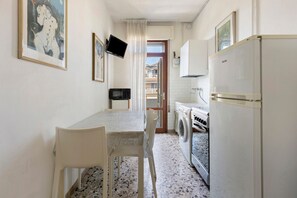 Coffee/tea maker, fridge, oven, stovetop