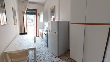 Fridge, oven, stovetop, coffee/tea maker