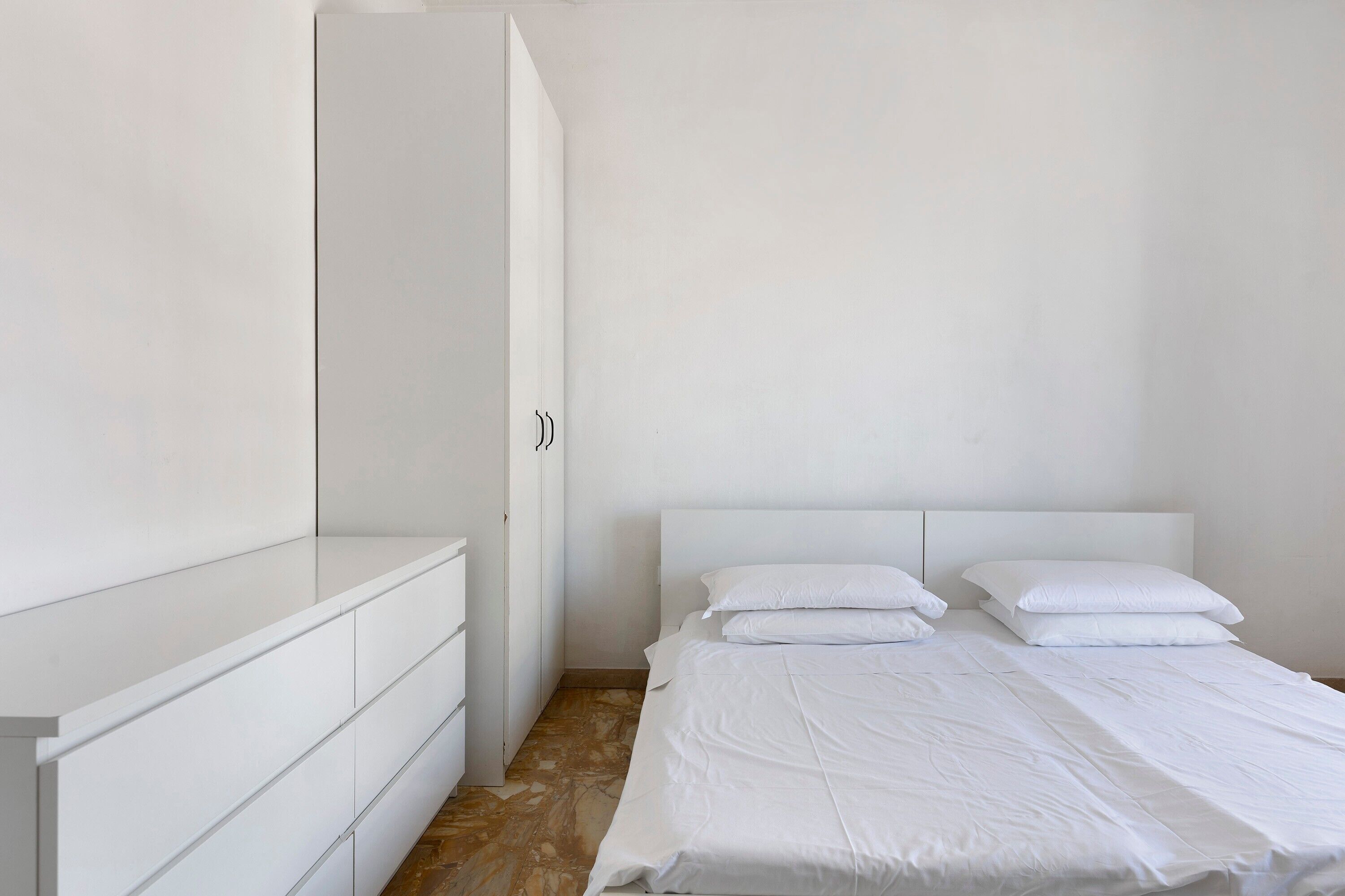 1 bedroom, bed sheets