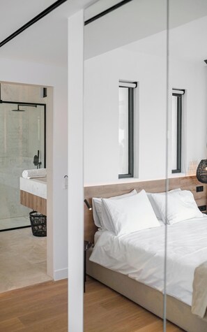 4 bedrooms, iron/ironing board, travel crib, free WiFi