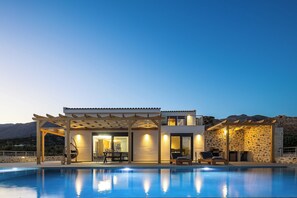 Outdoor pool - Pelagria Villa, a Sun-Kissed Path to the Beach (Chania)