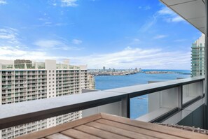 Apartemen Deluks, pemandangan teluk | Balkon