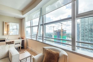 Superior-Apartment, Stadtblick | Wohnbereich