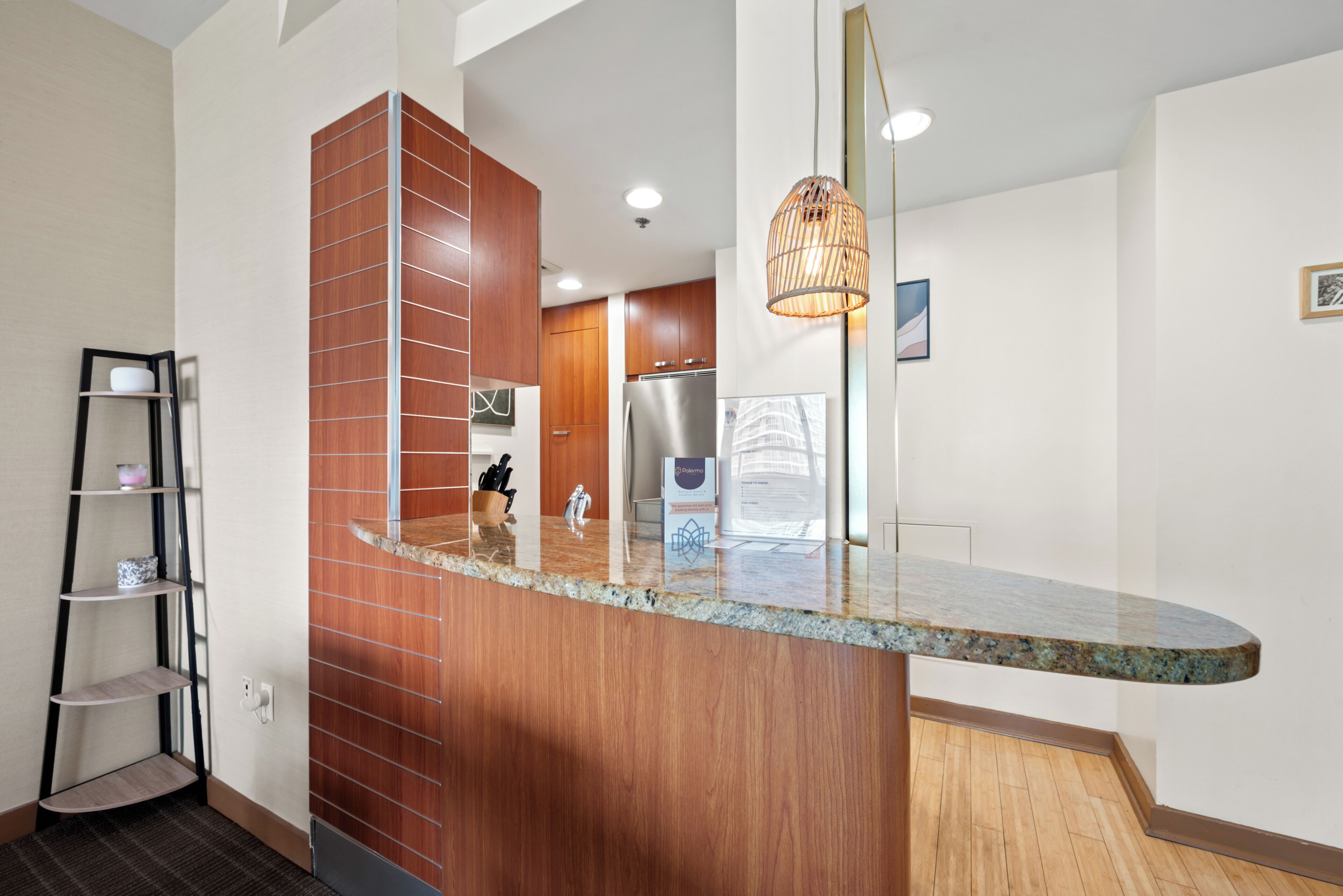 Apartamento Deluxe, vistas a la bahía | Cocina privada | Frigorífico grande, microondas, horno y placa de cocina