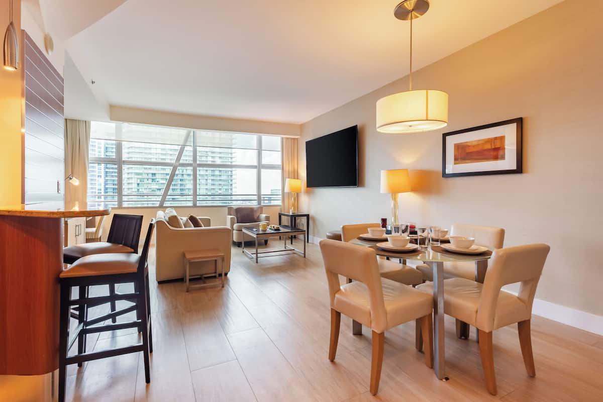 Apartamento superior, vistas a la ciudad | Zona de estar
