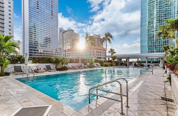 Una piscina al aire libre