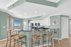 Fridge, microwave, oven, stovetop - Beautiful 3 bedroom/ 3 bath condo located on the 8th floor in East tower (ORANGE BEACH)