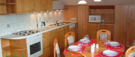 Mikrobølgeovn, ovn, kokeplater og oppvaskmaskin