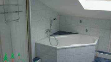 Haartrockner, Handtücher, Toilettenpapier