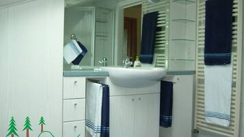 Haartrockner, Handtücher, Toilettenpapier