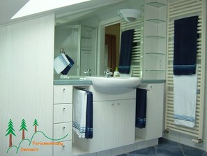 Haartrockner, Handtücher, Toilettenpapier