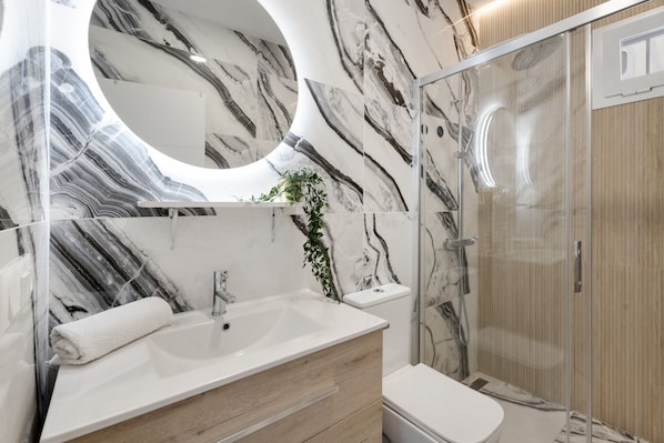 Dusche, Haartrockner, Handtücher