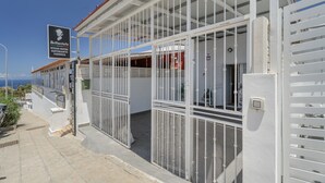 Un edificio con un letrero que dice 'Bella Vista Steak House Restaurante Pizzeria'.