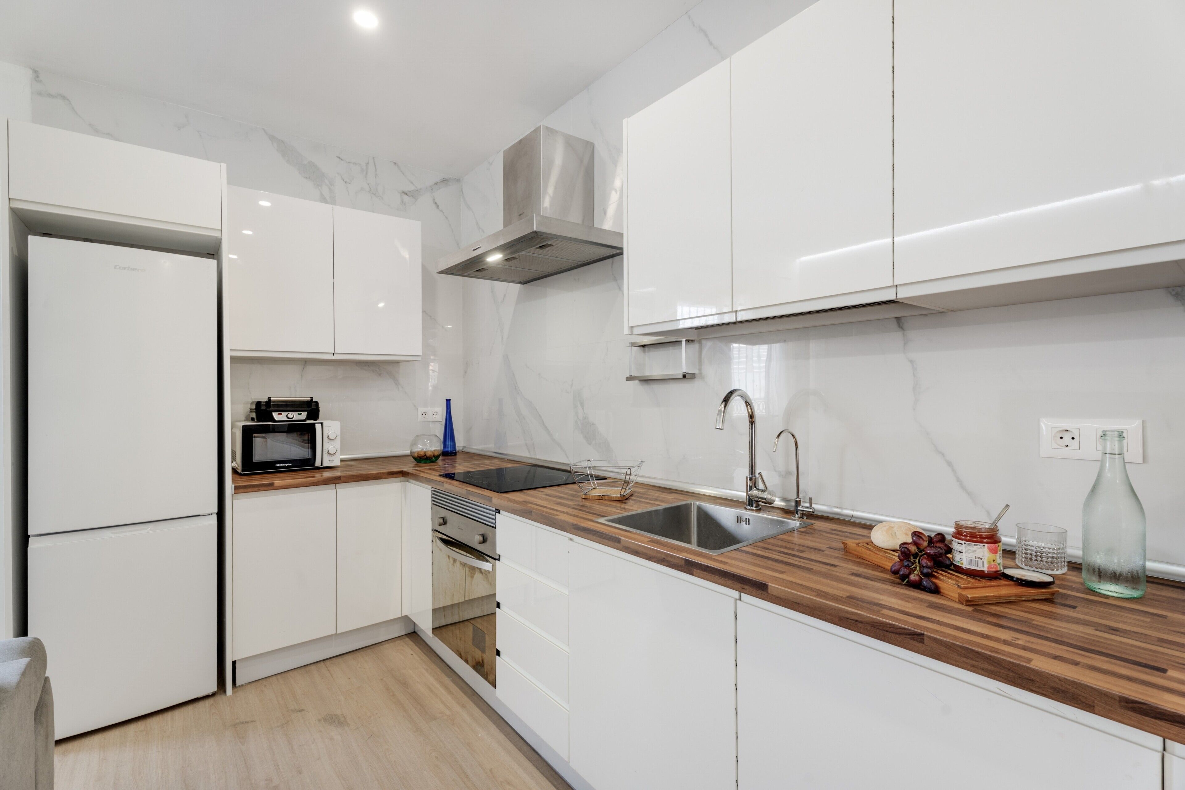 Refrigerador, microondas, horno, placa de cocina
