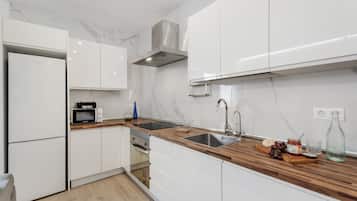 Refrigerador, microondas, horno, placa de cocina