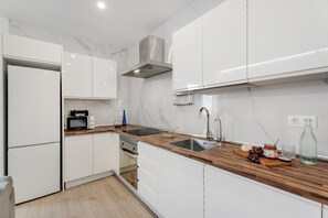 冰箱、微波炉、烤箱、炉灶