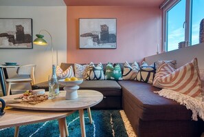 TV, books - Modern Contractor 2BR Apartment • Sleeps 4 With Parking Portsmouth Airbnb (Portsmouth)