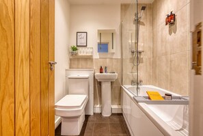 Sèche-cheveux, serviettes fournies