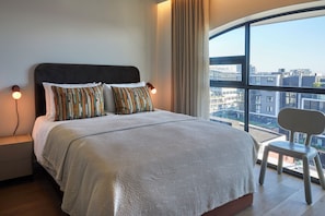 Penthouse, 3 chambres, vue montagne | Coffres-forts dans les chambres, fer et planche à repasser