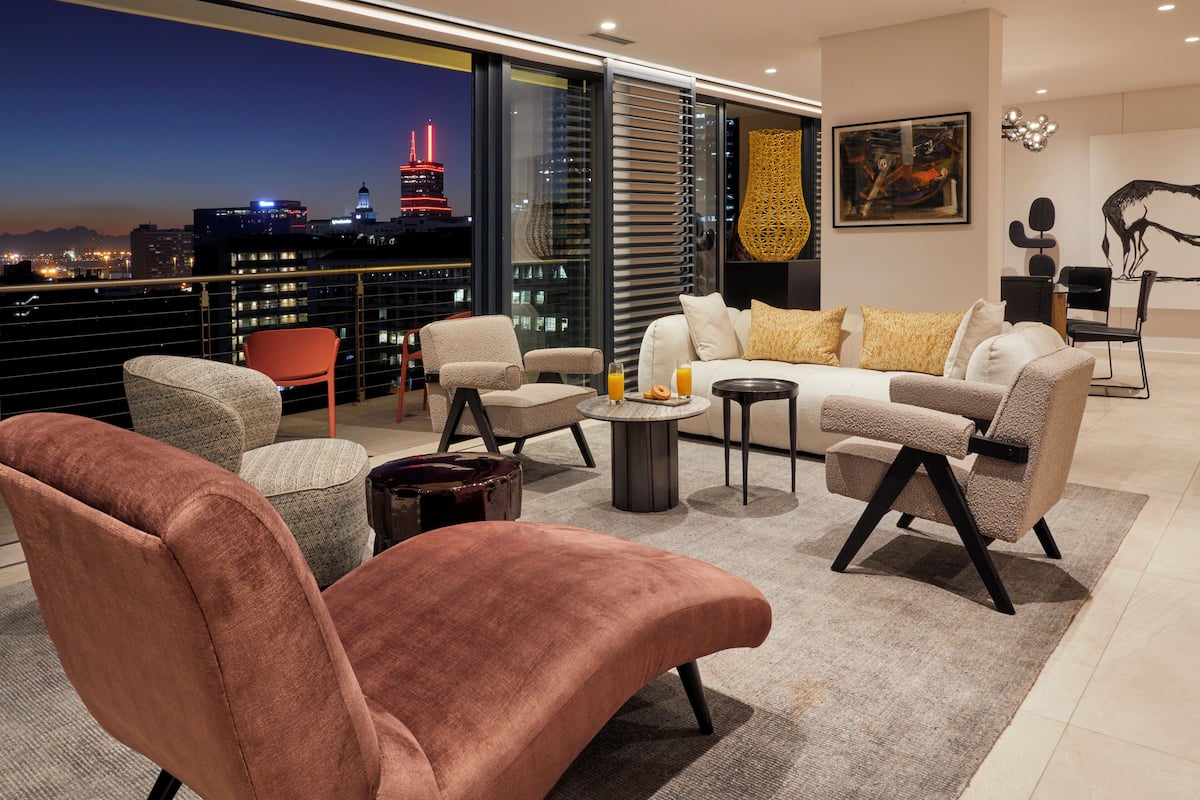 Deluxe Apartment, 3 Bedrooms, Balcony, Harbor View | Living area