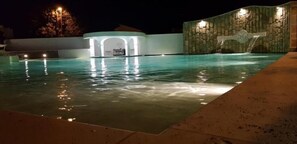 Innenpool, Außenpool (je nach Saison geöffnet)