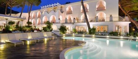 Una piscina techada, una piscina al aire libre de temporada