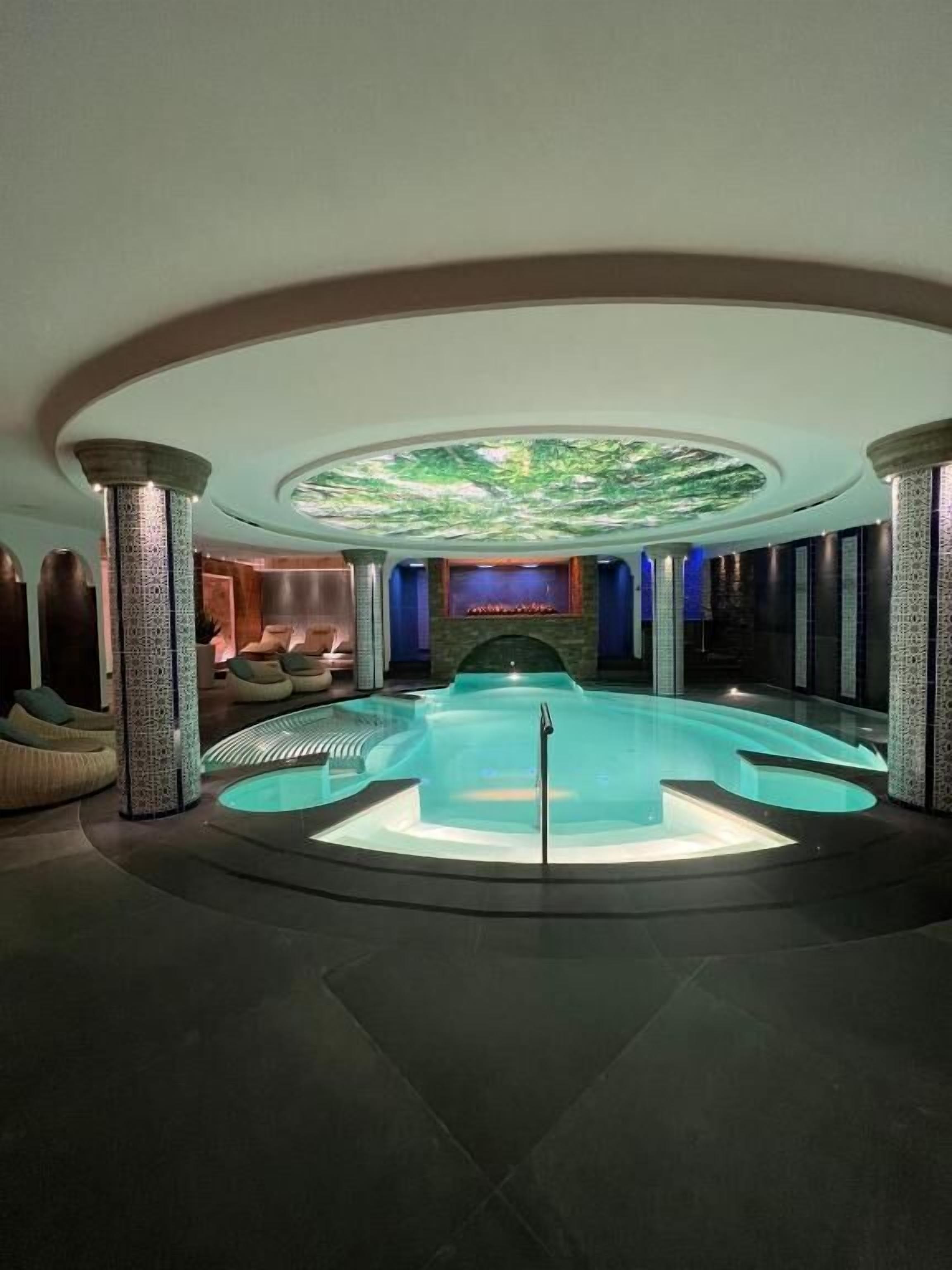 Piscina coperta, piscina stagionale all'aperto