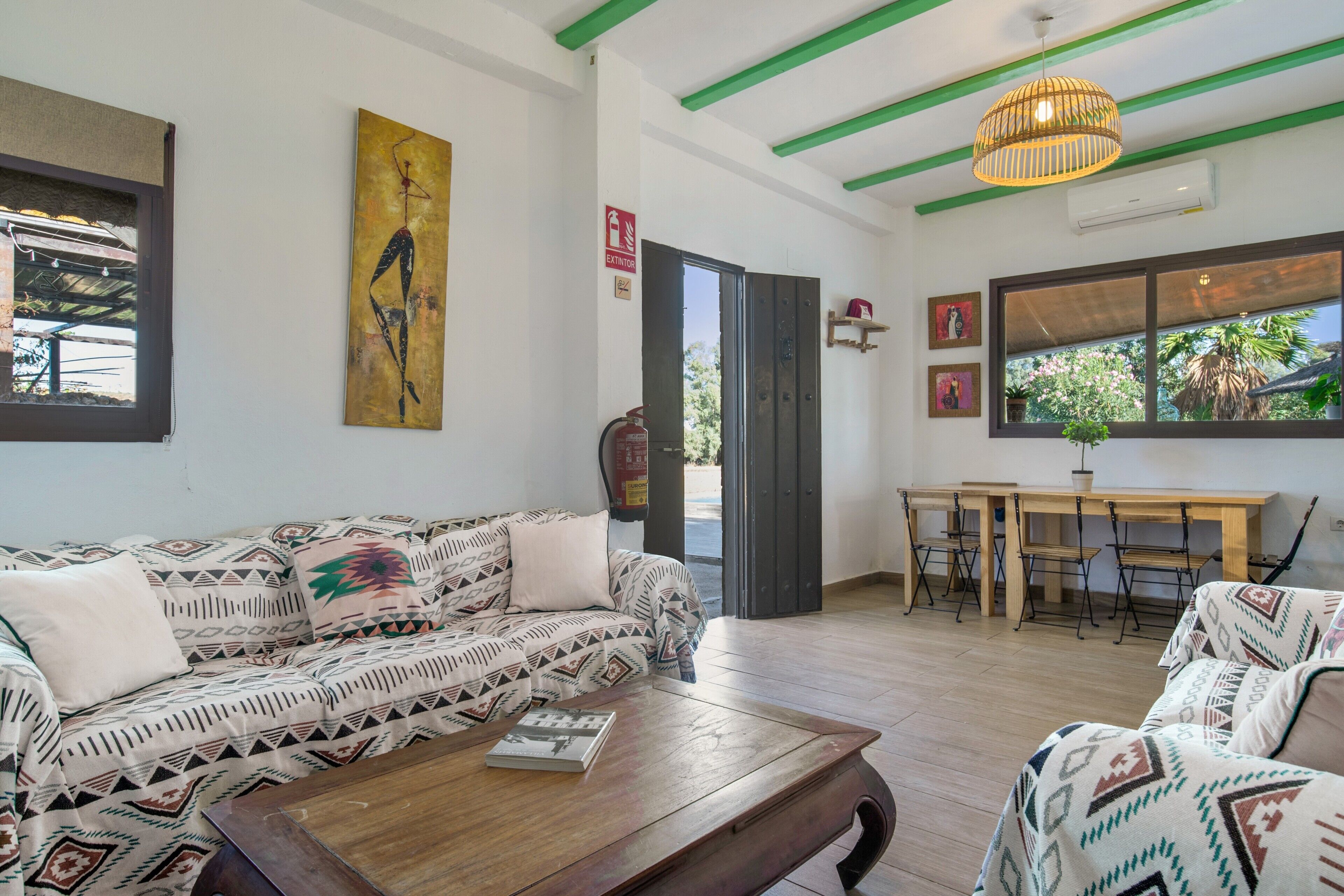 Een televisie en een open haard