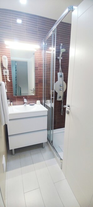 Douche, sèche-cheveux, bidet, serviettes fournies