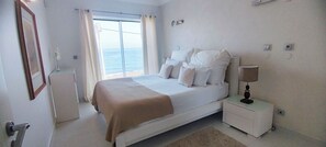 4 bedrooms, in-room safe, iron/ironing board, free WiFi - Casa do Mar - Luxury Villa w rooftop SwimSpa (Luz)
