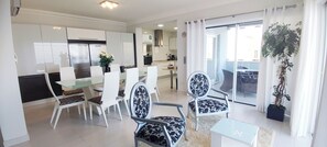 Dining - Casa do Mar - Luxury Villa w rooftop SwimSpa (Luz)