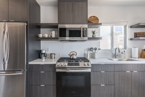 Fridge, microwave, oven, stovetop - Skull Rock Cottage - Walk to Town & Hot Tub, Star Gazing (Joshua Tree)