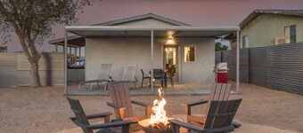 Skull Rock Cottage - Walk to Town & Hot Tub, Star Gazing