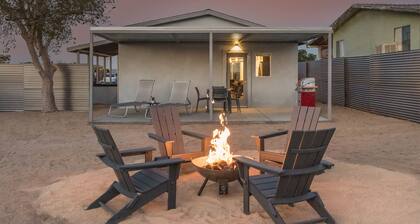 Skull Rock Cottage - Walk to Town & Hot Tub, Star Gazing