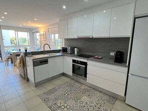 Kühlschrank, Mikrowelle, Ofen, Geschirrspüler