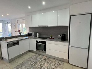 Geladeira, micro-ondas, fogão, lava-louças