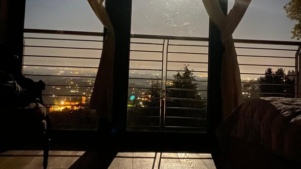 4 عدّة غرف نوم وواي فاي وملاءات أسرّة